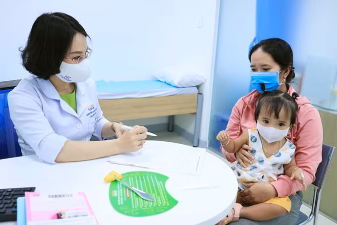 Bác sĩ dinh dưỡng tại Nutrihome đang thăm khám cho người dân.