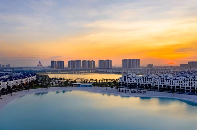 Mô hình “Thành phố biển hồ” độc đáo tại Vinhomes Ocean Park: biển hồ nước mặn lớn thứ 6 thế giới sử dụng giải pháp công nghệ tiên tiến bậc nhất, hồ nước ngọt trải cát trắng nhân tạo 24,5ha lớn nhất Việt Nam.