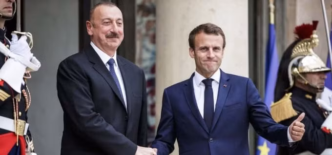 Tổng thống Azerbaijan Ilham Aliyev và Tổng thống Pháp Emmanuel Macron (phải) - Ảnh: Reuters