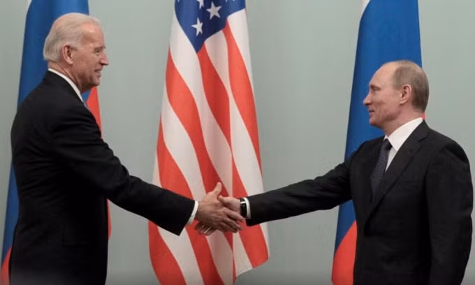 Ông Joe Biden và ông Putin gặp nhau trong một cuộc họp thượng đỉnh tại Moscow vào tháng 3 năm 2011 - Ảnh: Reuters