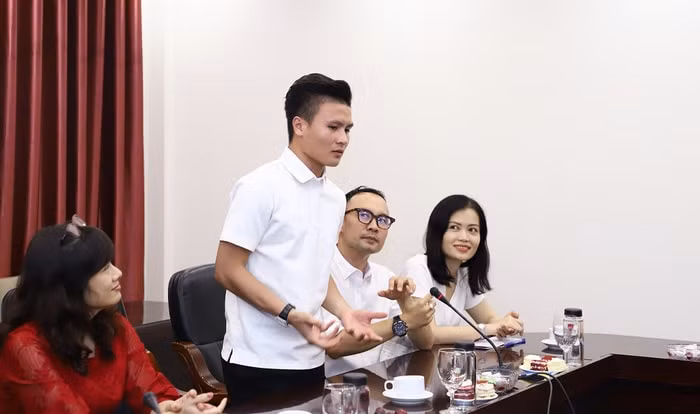 Cầu thủ Quang Hải chia sẻ tại cuộc gặp gỡ. Ảnh: kenh14.vn