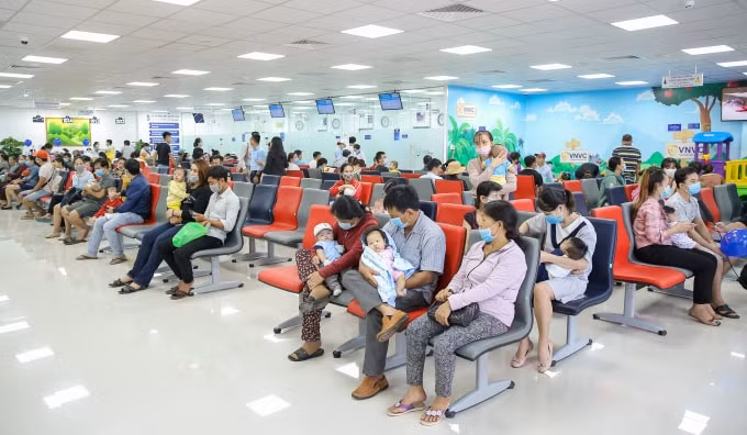 Từ sáng sớm, đã có hàng trăm khách hàng đưa con đến VNVC Long Khánh tiêm vắc xin cho đúng lịch.