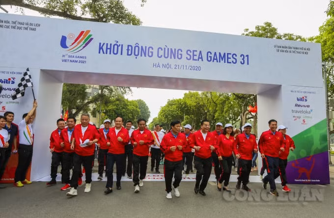 Các đại biểu chạy hưởng ứng lễ Khởi động cùng SEA Games 31.