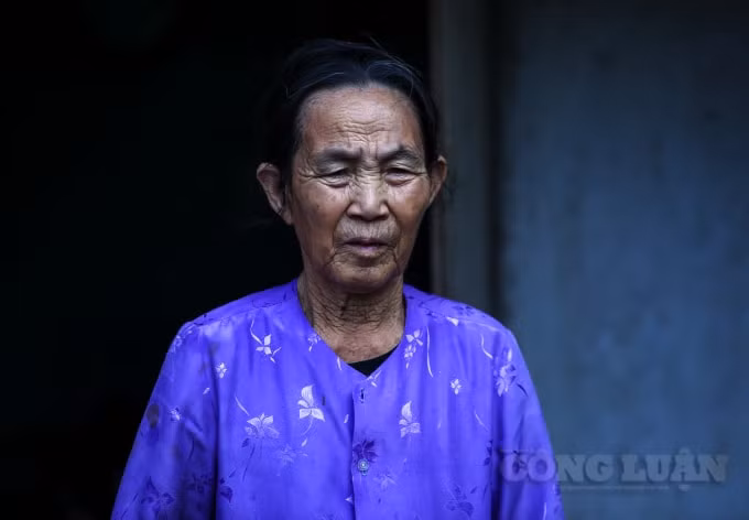 Bà Đỗ Thị Xế (87 tuổi, thôn Cầu Thọ, xã Cầu Lộc, huyện Hậu Lộc, Thanh Hóa) là bà ngoại của Hoa hậu Đỗ Thị Hà, xúc động cho hay: 