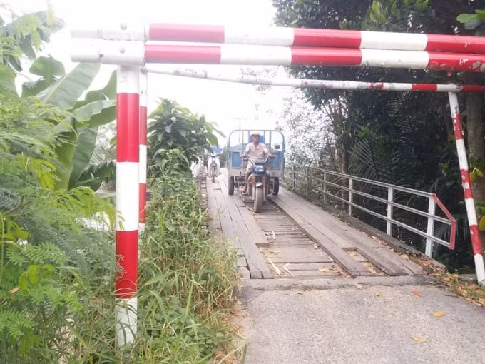Hiện cây cầu chỉ cho phép một số phương tiện thô sơ lưu thông.