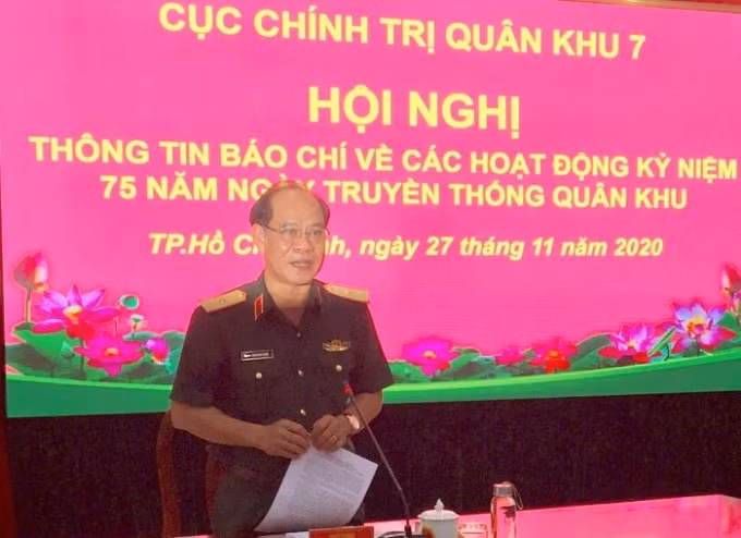 Thiếu tướng Hoàng Đình Chung&nbsp;-&nbsp;Chủ nhiệm Chính trị Quân khu 7 thông tin với báo chí về các hoạt động kỷ niệm 75 năm ngày truyền thống của lực lượng vũ trang Quân khu 7.