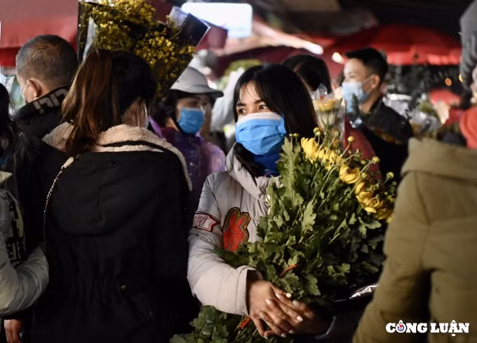 ron rang nhung phien cho hoa tet cuoi nam hinh 1