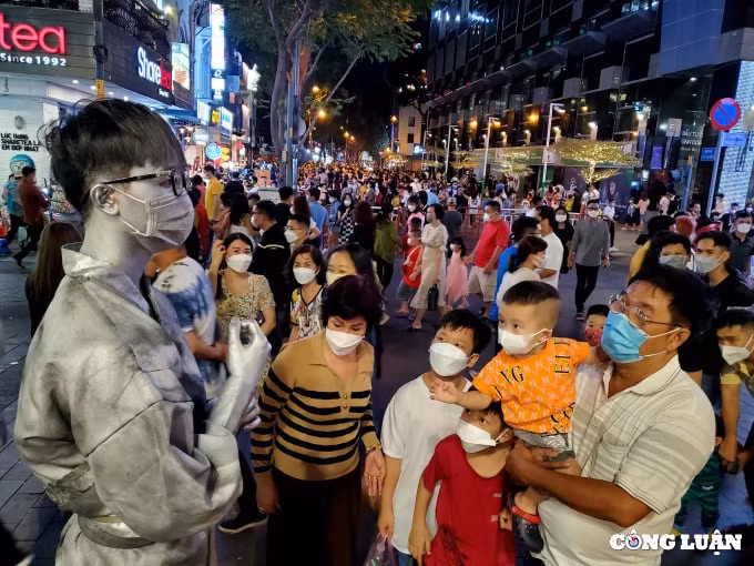 dong dao nguoi dan tphcm du xuan tren duong hoa nguyen hue som tro ve nha don giao thua hinh 10