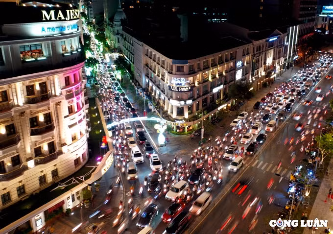 dong dao nguoi dan tphcm du xuan tren duong hoa nguyen hue som tro ve nha don giao thua hinh 3