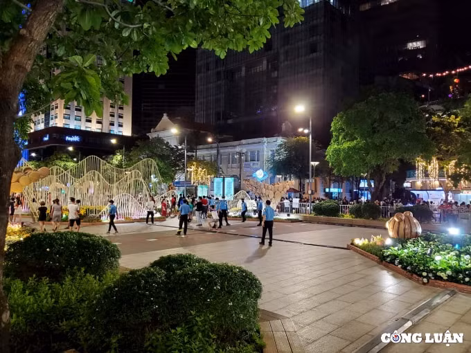 dong dao nguoi dan tphcm du xuan tren duong hoa nguyen hue som tro ve nha don giao thua hinh 9