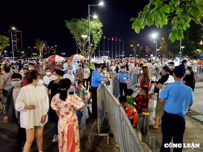 dong dao nguoi dan tphcm du xuan tren duong hoa nguyen hue som tro ve nha don giao thua hinh 8