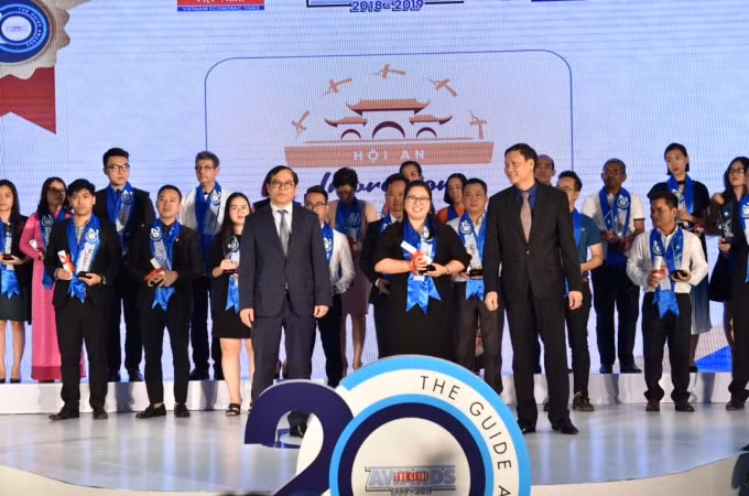 Đại diện Gami Theme Park nhận Giải thưởng The Guide Awards 2019.