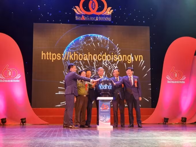 Các đại biểu bấm nút khai trương giao diện mới của Trang thông tin điện tử Báo Khoa học và Đời sống. Ảnh: Phạm Đắc