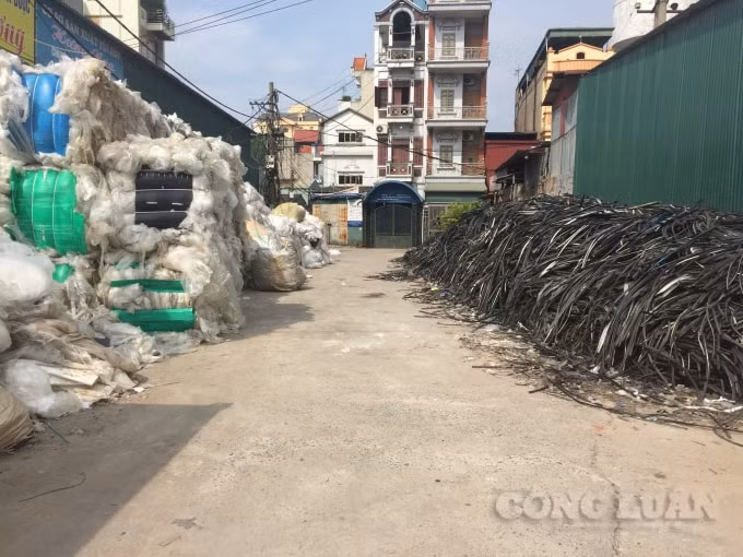 Các ngả đường, phế liệu chất thành từng đống tràn hết lề đường đi lại. Ảnh : An Khang