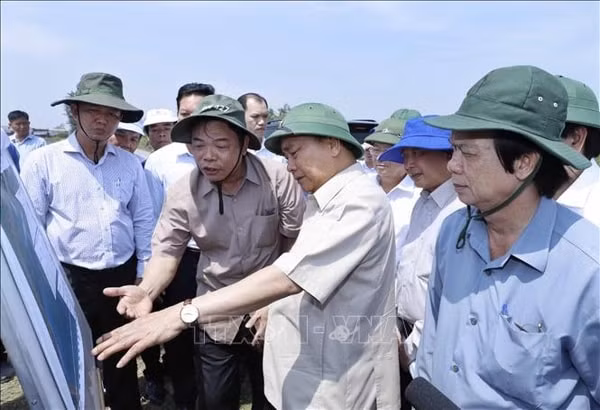 Thủ tướng Nguyễn Xuân Phúc thị sát điểm sạt lở tại xã Tân Thành, huyện Gò Công Đông, tỉnh Tiền Giang. Ảnh: TTXVN