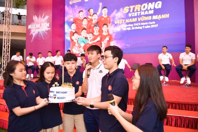Cầu thủ Duy Mạnh được các em học sinh trường Marie Curie tặng bánh sinh nhật tại chương trình.