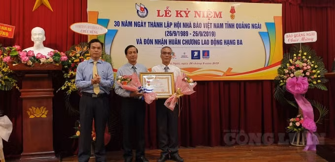 Thừa lệnh Chủ tịch nước, ông Đặng Ngọc Dũng - Phó Chủ tịch UBND tỉnh Quảng Ngãi trao Huân chương Lao động hạng Ba cho Hội Nhà báo tỉnh Quảng Ngãi.