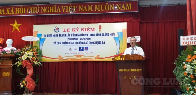Ông Hà Minh Đích, Chủ tịch Hội Nhà báo tỉnh Quảng Ngãi đọc diễn văn tại buổi lễ.