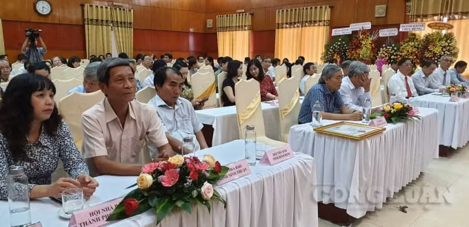 Đại diện các Hội Nhà báo ở các tỉnh, thành lân cận tham dự buổi lễ.