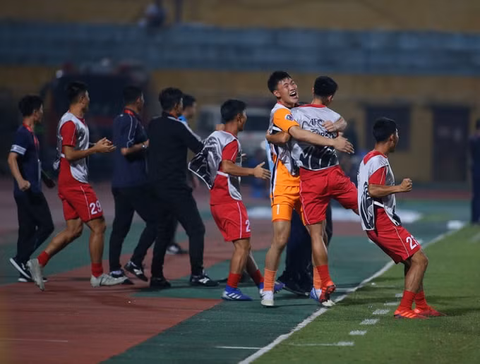 April 25 vui mừng với bàn thắng san hoà 2 - 2. Ảnh: Hoàng Dương