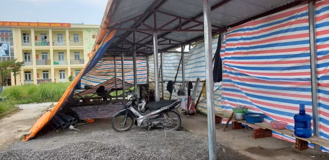 Hạng mục nhà tạm trị giá 105.708.040 đồng được nhà thầu lắp ghép bằng vài tấm bạt phủ lên khu vực nhà để xe của trường.