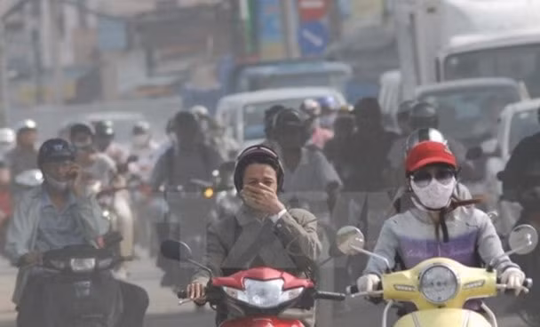 Người dân Hà Nội đang phải hứng nhiều rất nhiều tác động từ ô nhiễm môi trường. Ảnh: GD&TĐ