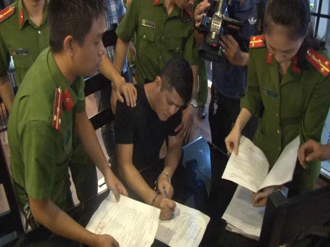 Tống đạt quyết định khởi tố vụ án, khởi tố bị can, bắt tạm giam Lê Quang Huy Phương.