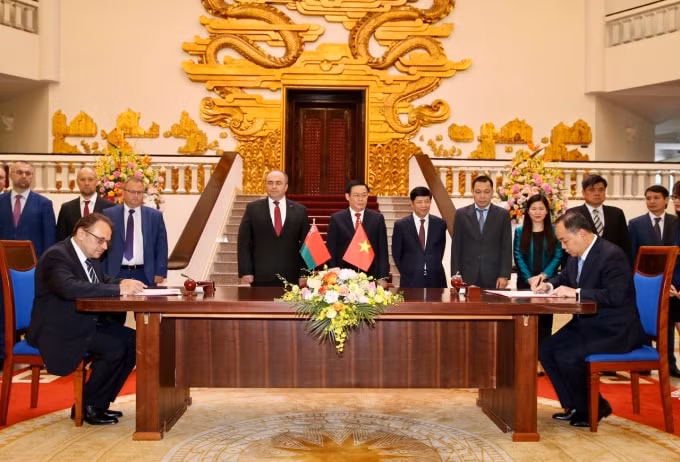 Hai Phó Thủ tướng chứng kiến lễ ký kết Chương trình hợp tác văn hóa giữa Bộ Văn hóa, Thể thao và Du lịch và Bộ Văn hóa Belarus giai đoạn 2020-2022. Ảnh: VGP
