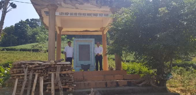 Nhà văn Trần Gia Thái và Nhà báo Phan Hữu Minh bên khu Di tích.