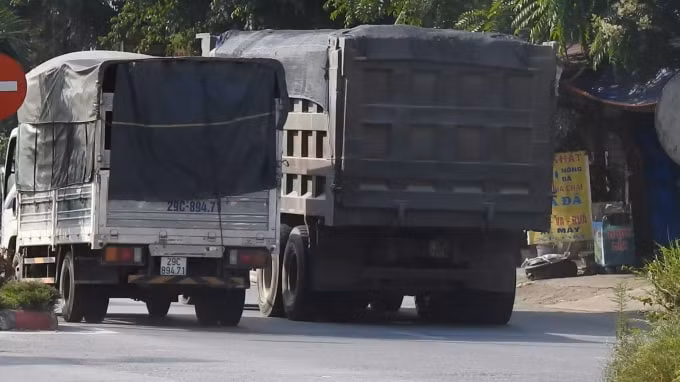 Trên quốc lộ 32 tình trạng này diễn ra thường xuyên nhưng không bị xử lý. Ảnh Hà Long.