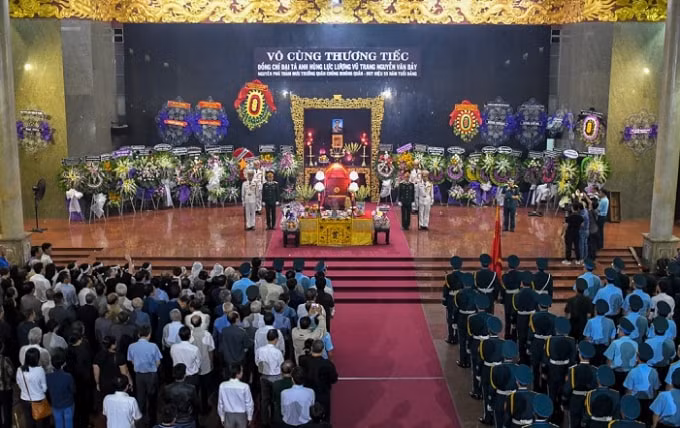 Người thân, các chiến sĩ lực lượng vũ trang cùng hàng trăm người dân tới đưa tiễn người anh hùng đại tá Nguyễn Văn Bảy về với đất mẹ. Ảnh TL.