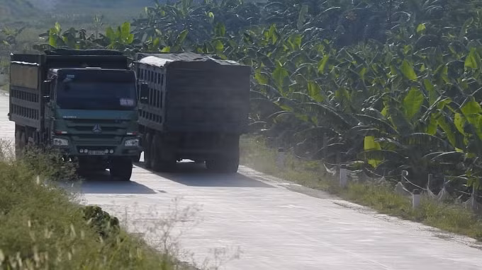 Trên đường vào các bãi tập kết ngoài bãi sông Hồng các phương tiện có logo như Cường Thịnh, CP Ba Vì, HC, LPH.... có nhiều dấu hiệu cơi nới thành thùng xe. Ảnh Hà Long.