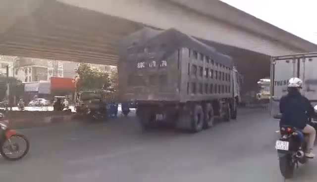 Một chiếc xe có dấu hiệu cơi nới thành thùng gấp 3 lần cho phép 
