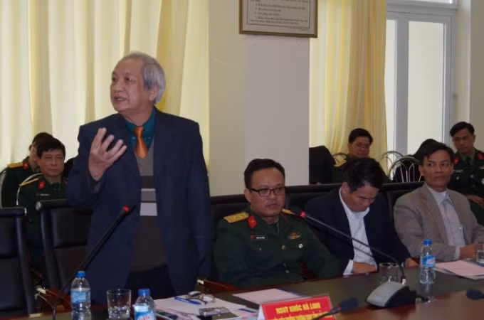 Soạn giả, Nghệ sĩ ưu tú Khúc Hà Linh (người đứng) là người hoạt động sôi nổi trong nhiều lĩnh vực nghệ thuật, báo chí.