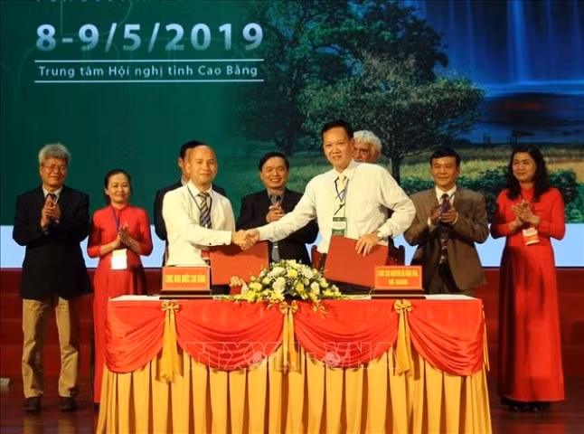 Đại diện Ban quản lý Công viên địa chất toàn cầu UNESSCO Non nước Cao Bằng ký kết hợp tác phát triển với đại diện Công viên địa chất toàn cầu Cao nguyên đá Đồng Văn (Hà Giang). Ảnh: Quốc Đạt/TTXVN