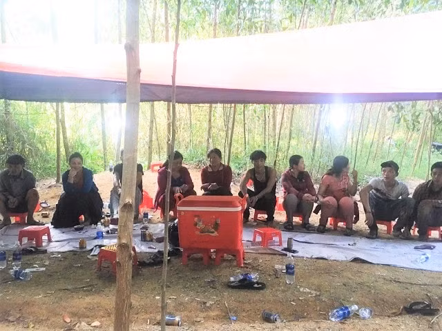 Một nhóm người chơi xóc đĩa bị lực lượng chức năng Quảng Nam bắt giữ cách đây không lâu. Ảnh: Công an
