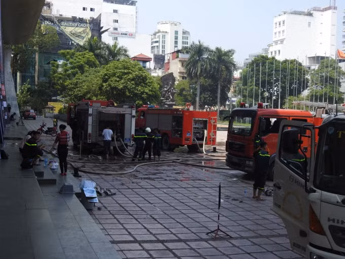 Lực lượng phòng cháy, chữa cháy Công an Hà Nội vẫn đang tiếp tục phun nước, chống ngọn lửa bùng phát trở lại. Ảnh Hà Long.