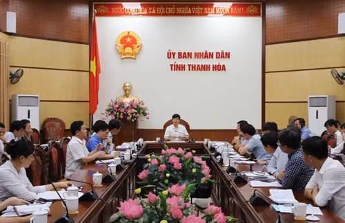 Ông Nguyễn Đình Xứng, Chủ tịch UBND tỉnh Thanh Hóa lắng nghe ý kiến các doanh nghiệp tại Khu kinh tế Nghi Sơn