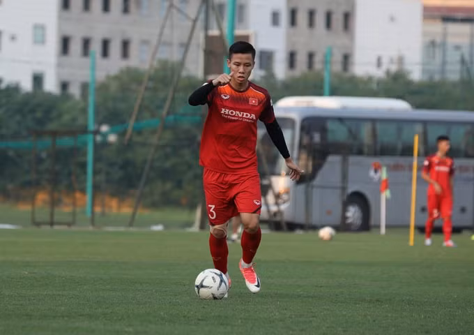 Cầu thủ Quế Ngọc Hải tập trung cao độ cho bài tập với bóng. Ảnh: Hoàng Dương