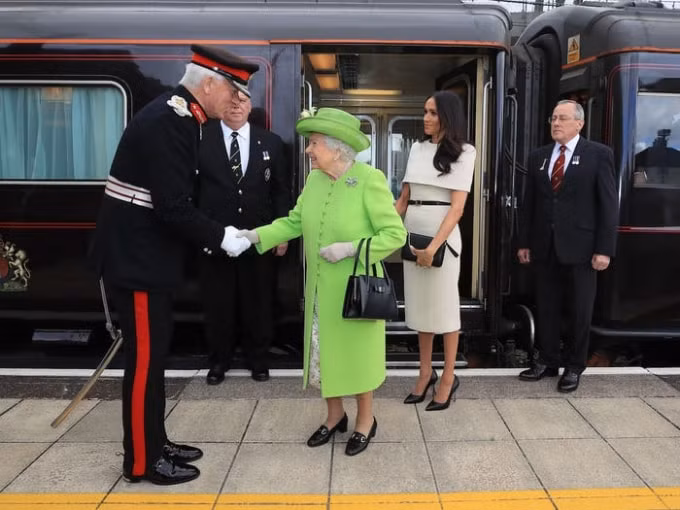 Công nương Meghan Markle cũng đã có lần được tháp tùng mẹ chồng trong một chuyến công du bằng tàu điện ngầm hồi tháng 6/2018 tới Runcorn, Cheshire.&nbsp;Ảnh: Peter Byrne/ WPA Pool/ Getty Images