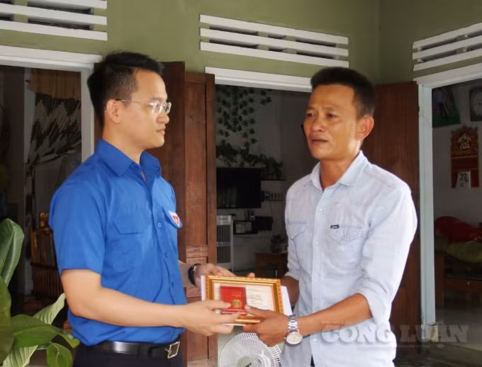 Phó Bí thư Thành đoàn Đà Nẵng trao tặng huy hiệu “Tuổi trẻ dũng cảm” cho anh Mai Xuân Minh.
