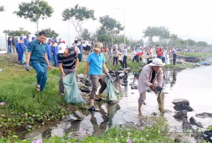 Dọn rác tại âu thuyền Thọ Quang.