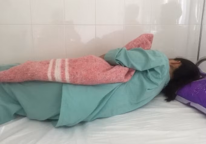 Hiện bệnh nhân bị xây xát vùng mặt, bầm tím mắt phải, tâm lý vẫn hoảng sợ, lo lắng.