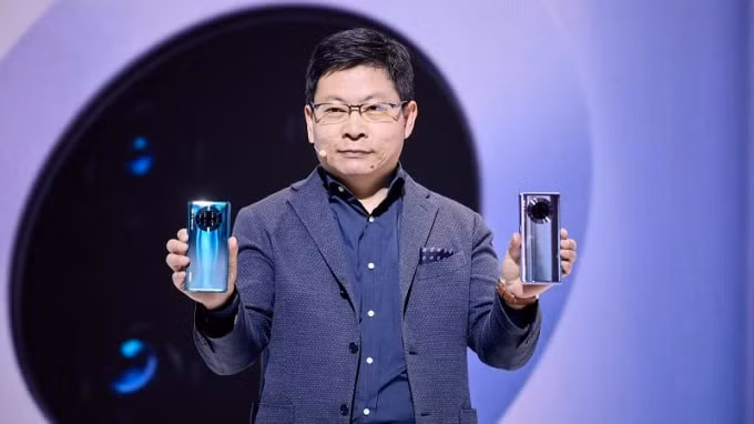 Richard Yu giới thiệu sản phẩm.