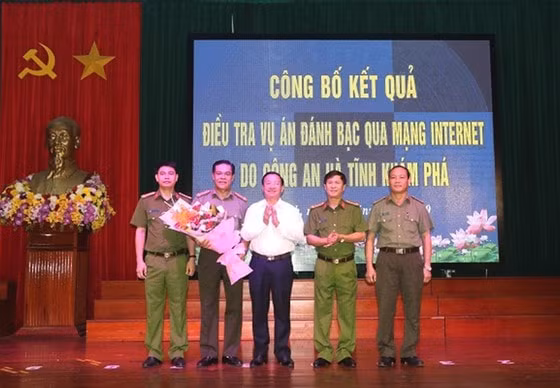 Bí thư Tỉnh ủy Hà Tĩnh Lê Đình Sơn chúc mừng Ban chuyên án. Ảnh CAHT