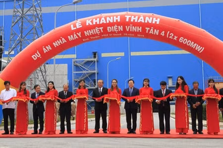 Phó Thủ tướng Thường trực Trương Hòa Bình và các đại biểu cắt băng khánh thành Nhà máy Nhiệt điện Vĩnh Tân 4. Ảnh: VGP