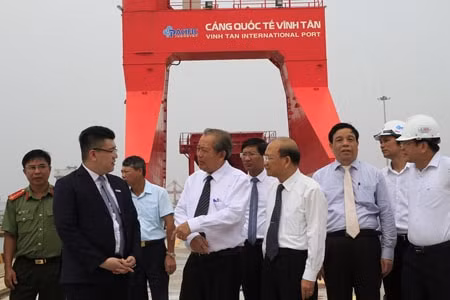 Phó Thủ tướng Thường trực Trương Hòa Bình đến khảo sát thực tế Cảng quốc tế Vĩnh Tân. Ảnh: VGP