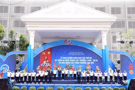 Phó Thủ tướng Vương Đình Huệ, Bộ trưởng Phùng Xuân Nhạ và Bí thư Tỉnh uỷ Nghệ An Nguyễn Đắc Vinh trao 30 suất học bổng cho các em sinh viên học giỏi có hoàn cảnh khó khăn. Ảnh: VGP