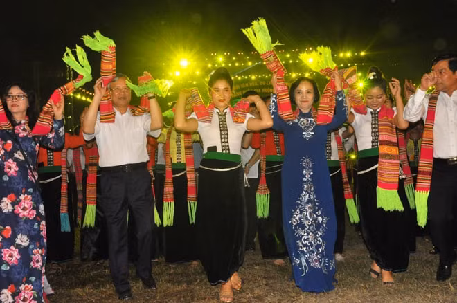 Các đồng chí lãnh đạo Đảng, Nhà nước, Quốc hội, Chính phủ và lãnh đạo tỉnh Yên Bái tay trong tay kết nối vòng xòe bất tận.