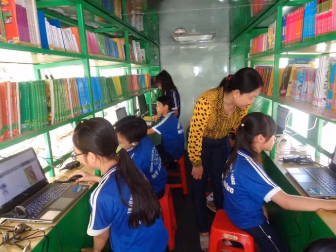Bên trong chiếc xe là một phòng đọc xinh xắn với nhiều phương tiện nghe nhìn. Ảnh: Baodulich